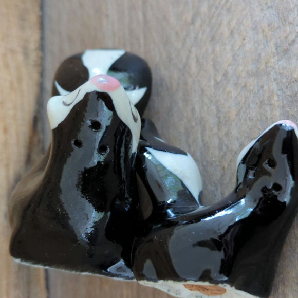 Vintage 1950s Mommy Skunk and Baby Salt and Pepper Shakers By Hagen Renaker - Picture 8 of 11